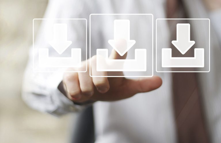 Downloadcenter Drei Download Symbole nebeneinander und das mittlere wird von einem Menschen im Hintergrund angetippt